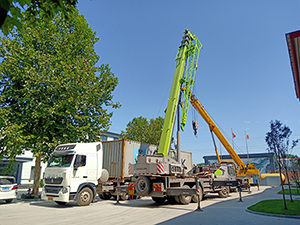 印度尼西亞的石膏粉生產(chǎn)線已全部裝箱運(yùn)抵港口，印尼的朋友坐等收貨吧。我們的安裝人員已準(zhǔn)備就緒，整裝待發(fā)。